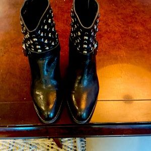 Stuart Weizman Booties Sz M9.5 slightly worn. Black